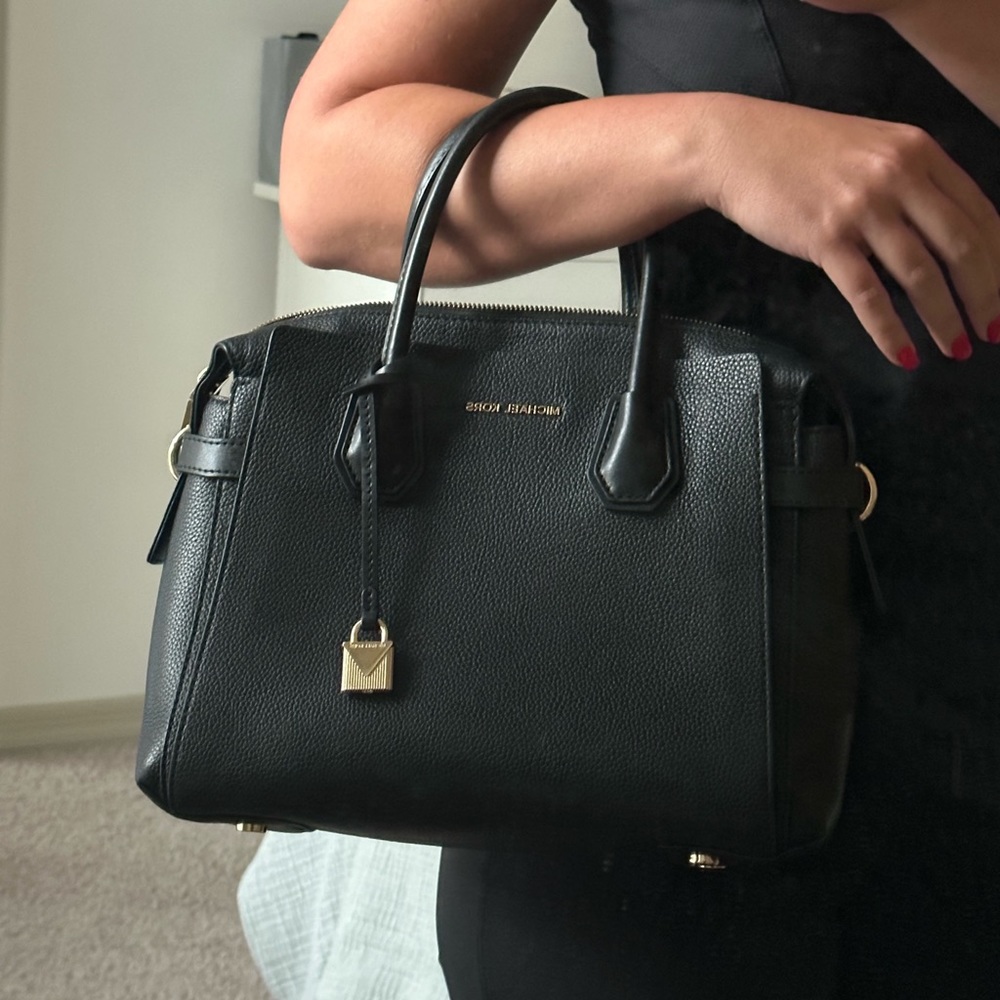 Michael Kors leather purse in black.